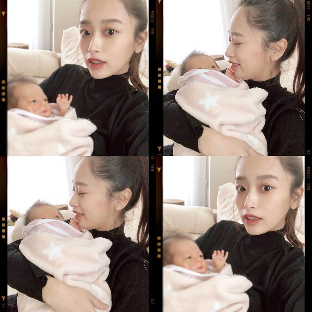 近藤千尋のインスタグラム：「まだまだ宇宙人👽みたいな娘。笑  生後3週間経ちました✨ すくすくお顔も丸くなってきました👶 もうすぐ大好きな12月❄️❤️ 30代突入楽しみだ~💖←誕生日アピール。笑 急に寒くなったので風邪ひかないように 気をつけてくださいね😷✨ #生後3週間 #あっという間」
