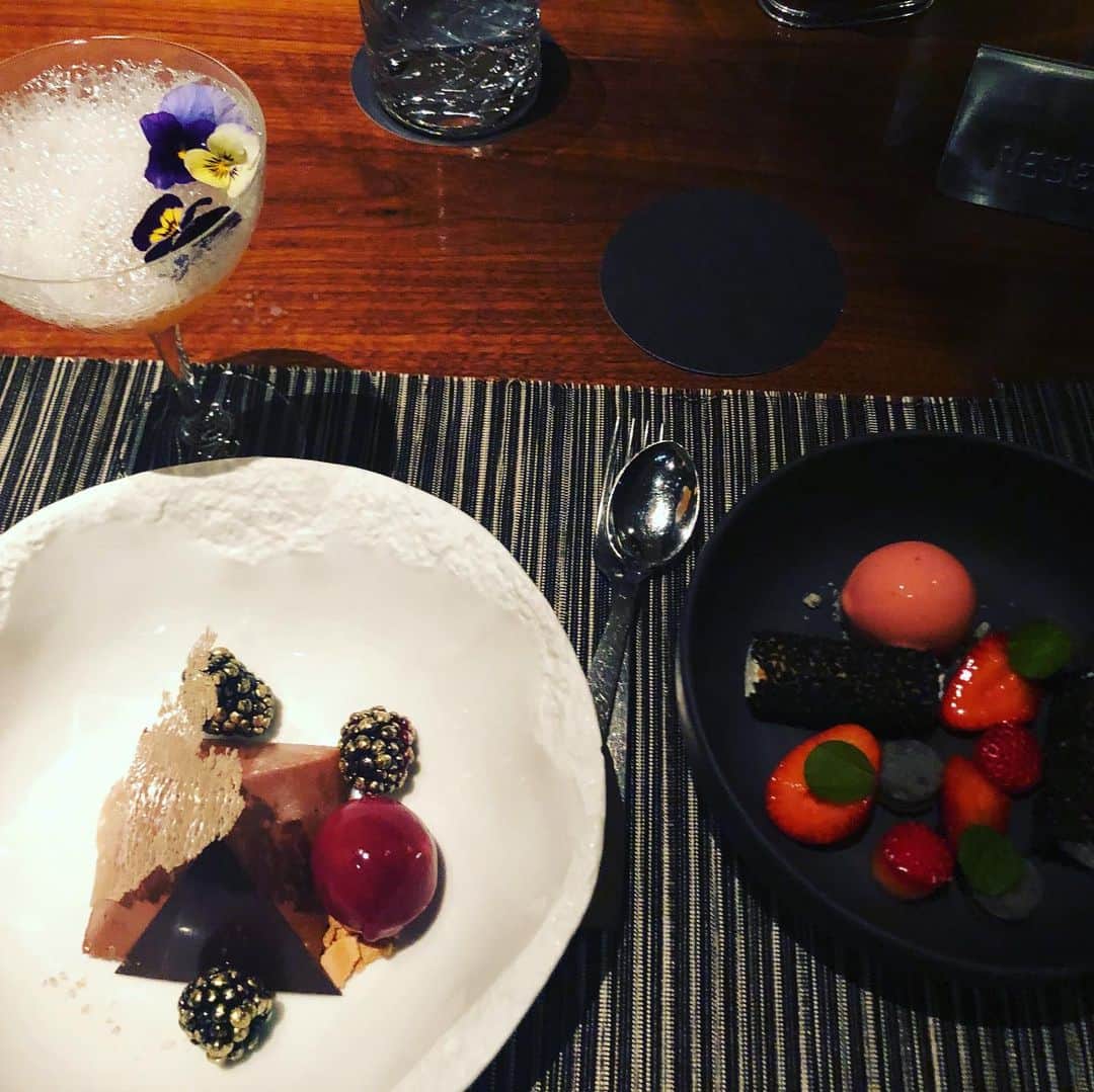 ミシェル・ブランチのインスタグラム：「When you tell your friend @chefmichaelmina you’re not in town very long and you’re only stopping by the restaurant to say hi and maybe have one drink... four courses later 🤣🤦🏻‍♀️❤️ Thank you, Chef! (not pictured, pasta with truffles because I ate it too fast!)」