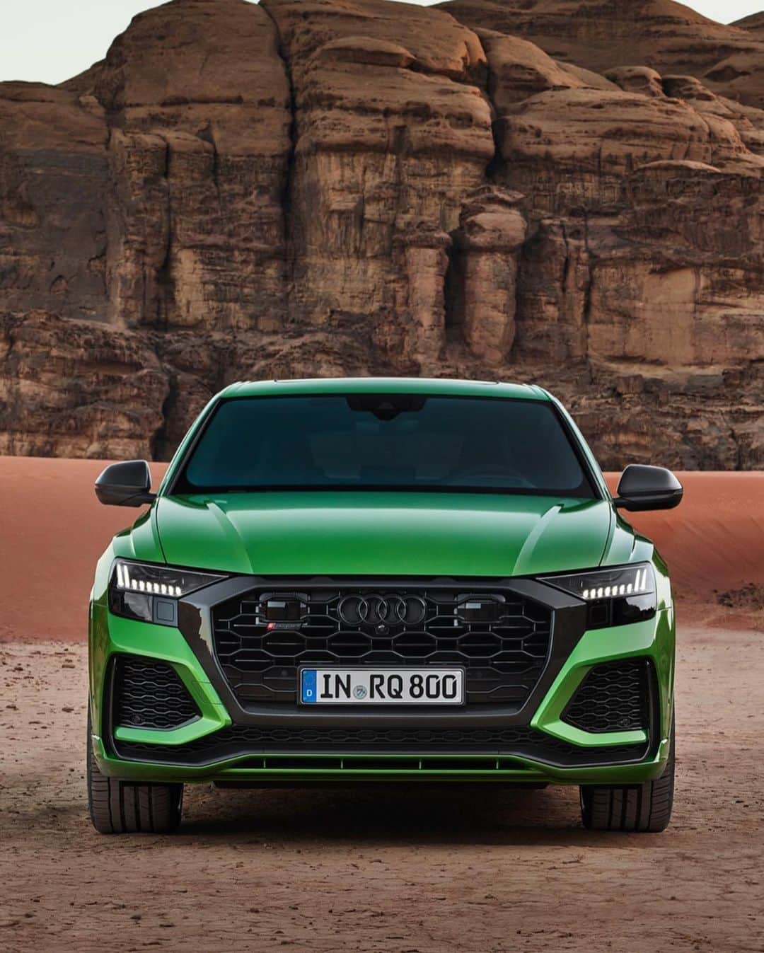 CARLiFESTYLEさんのインスタグラム写真 - (CARLiFESTYLEInstagram)「New 2020 Audi RS Q8. 4.0L Twin Turbo V8 with 592hp and 590lb-ft. 0-62mph in 3.8 seconds. 0-124mph in 13.7 seconds. 189.5mph top speed. Can you guess the starting price? #carlifestyle #RSQ8 #audi」11月21日 14時21分 - carlifestyle