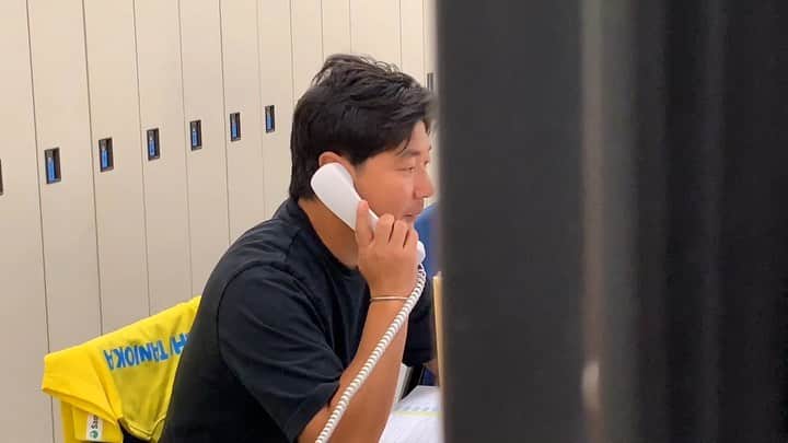 フジテレビアナウンサーのインスタグラム：「📞﻿ 谷岡くんを勝手にアフレコしました。﻿ ﻿ #勝手にアフレコ﻿ #食いしん坊のシンイチくんが﻿ #出前をとっているようです﻿ #箸は一膳﻿ #三杯食べるんかい﻿ #谷岡慎一﻿ #榎並目線﻿ #フジテレビアナウンサー」