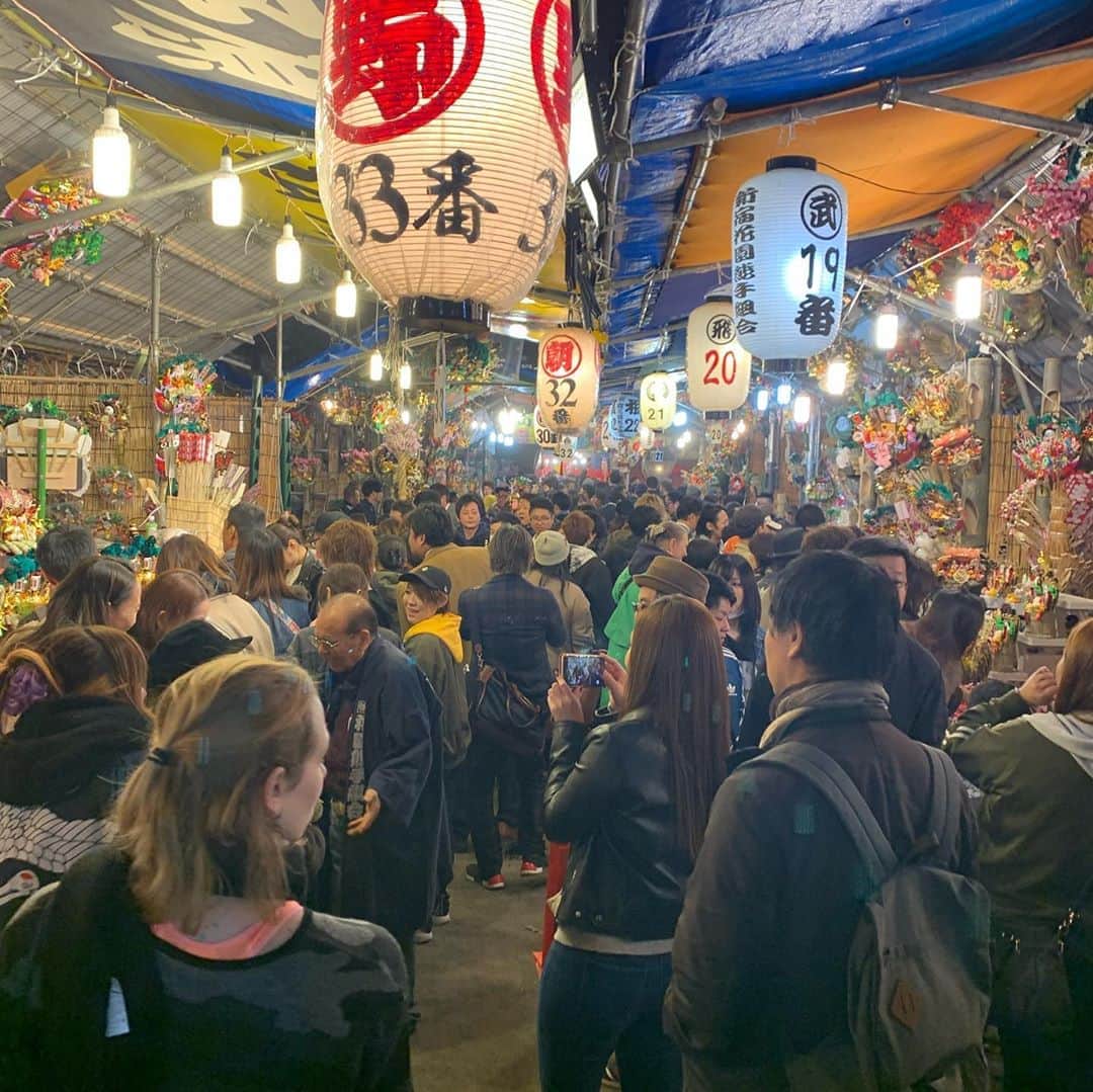 西田善太さんのインスタグラム写真 - (西田善太Instagram)「酉の市、混み方が5年前の二倍な感じ。若手が多くなってるね。一年間ありがとちゃん、お納めします。 #二の酉 #花園神社」11月21日 14時23分 - zentanishida