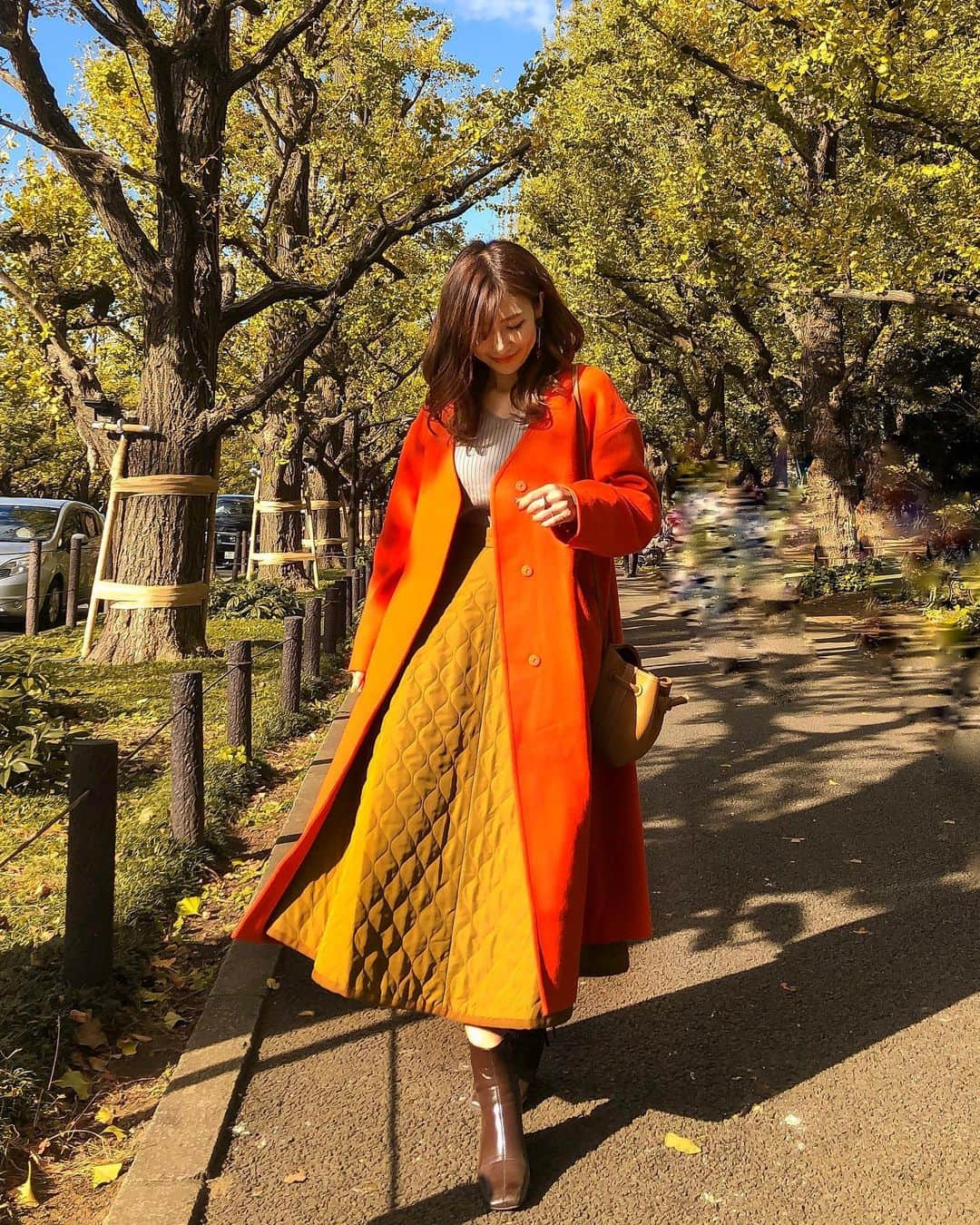 l.lily1013さんのインスタグラム写真 - (l.lily1013Instagram)「・ 昨日はオレンジ🍊のコートで行ったら みんなにすごい褒めてもらえたよー✨ ・ たまにはこんな色もいいよね🍊 スカートはguのキルトフレアロングスカート！ ・ 今日は急遽渋谷パルコのプレオープンへ😊 @shizuka.watanabe @puu326 @r_i_emama とランチしたよ♬ ・ 久しぶりで楽しかった！！ 上から下まで見てきたんだけど、 任天堂が入ってるフロアが激アツでした✨ ・ 次は息子を連れてってあげよう😊 ・ ・ tops @stylebar.jp  skirt @gu_for_all_ @gu_global  outer @arumlily_official  shoes  @lavishgate  #カジュアルコーデ#きれいめカジュアル #大人カジュアル#大人カジュアルコーデ #シンプルコーデ#秋コーデ##秋冬コーデ#gu#guコーデ#ジーユー#大人可愛いコーデ#タビジョ #genic_mag #genic_japan #いちょう並木#ichou #いちょう祭り#外苑前いちょう並木 #日本の秋 #プチプラコーデ#プチプラファッション#locari#mineby3mootd #キルトフレアロングスカート」11月21日 19時51分 - l.lily1013