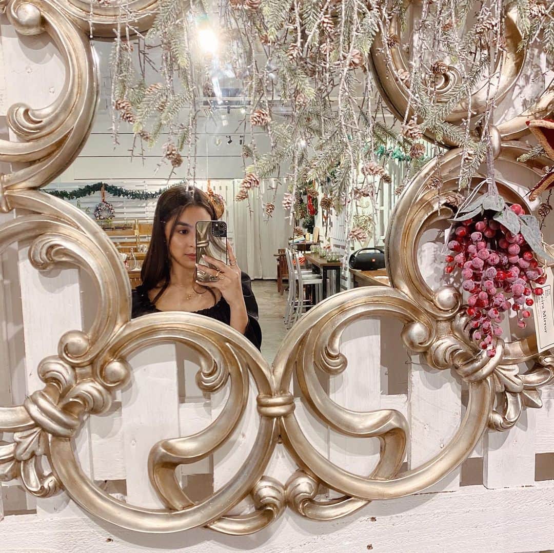 ジュリア バレットのインスタグラム：「🌲 shopping」