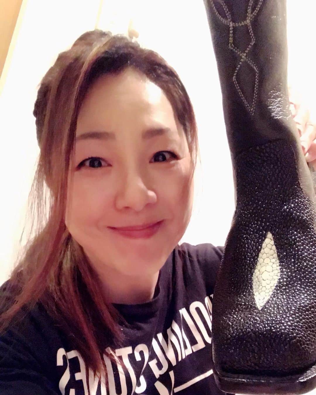 井上貴子のインスタグラム：「タイでブーツ買ったんだ^ ^  ちょっと大きめだったんだけど これ以上小さいのは無いと言われたからー。  小さいよりいっか！って。  履いてたらやっぱり少し 歩きにくいから。  前に買っておいた UGGの中敷きで解決^ ^  めっちゃ暖かくていーぞー^ ^  しかし 寒くなってきたよね。  みなさん体調気をつけてね。  Happyで^ ^  #井上貴子  #LLPWX #女子プロレス #紅緒と柊音 #トイプードル #タイ #タイの小学校 #ブーツ #UGG」