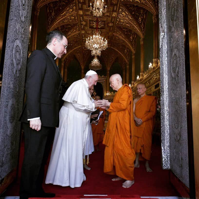 フランシスコ（ローマ教皇）さんのインスタグラム写真 - (フランシスコ（ローマ教皇）Instagram)「EN: When Christians and Buddhists have the opportunity to appreciate and esteem one another, in spite of our differences, we offer the world a word of hope that can encourage and support those who are wounded by division. #ApostolicJourney  PT: Quando os cristãos e budistas têm a oportunidade de se reconhecer e de se apreciar, mesmo nas nossas diferenças, oferecemos ao mundo uma palavra de esperança capaz de encorajar e apoiar aqueles que são prejudicados pela divisão. #ViagemApostólica  ES: Cuando cristianos y budistas tenemos la oportunidad de reconocernos y valorarnos, incluso desde nuestras diferencias, ofrecemos al mundo una palabra de esperanza capaz de animar y sostener a los que resultan más perjudicados por las divisiones. #ViajeApostólico  IT: Quando cristiani e buddisti abbiamo l’opportunità di riconoscerci e di apprezzarci, anche nelle nostre differenze, offriamo al mondo una parola di speranza capace di incoraggiare e sostenere quanti sono danneggiati dalla divisione. #ViaggioApostolico  DE: Wenn wir Christen und Buddhisten die Möglichkeit haben, uns auch in unseren Unterschieden gegenseitig kennen und schätzen zu lernen, schenken wir der Welt ein Wort der Hoffnung, das denen Mut und Halt geben kann, die immer stärker unter den Konflikten leiden. #ApostolischeReise」11月21日 19時55分 - franciscus