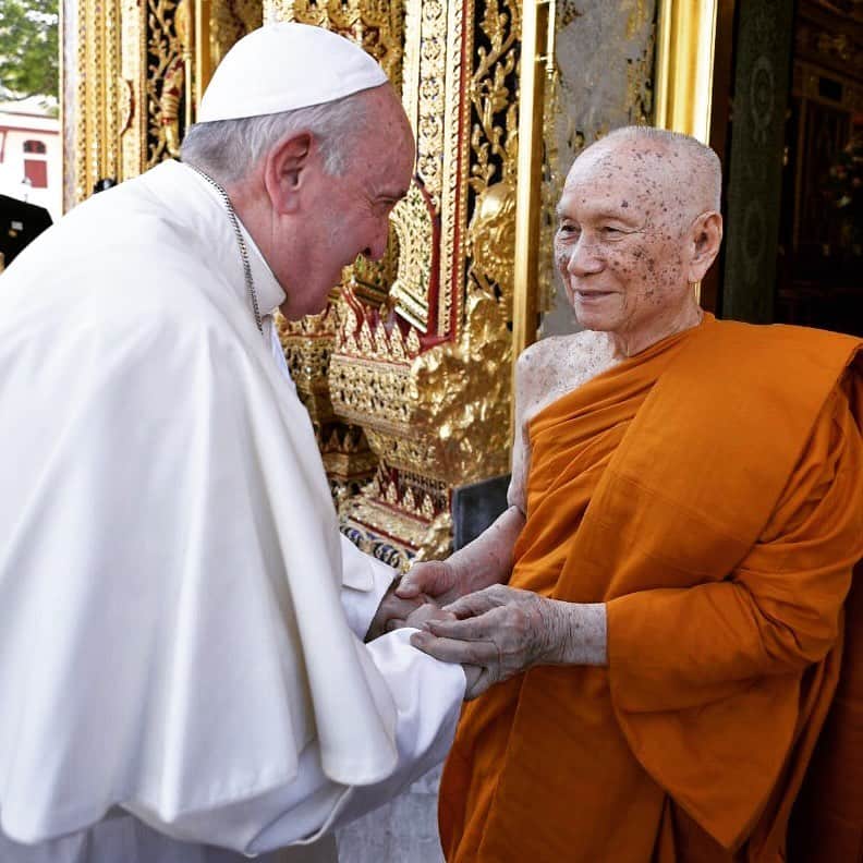 フランシスコ（ローマ教皇）さんのインスタグラム写真 - (フランシスコ（ローマ教皇）Instagram)「EN: When Christians and Buddhists have the opportunity to appreciate and esteem one another, in spite of our differences, we offer the world a word of hope that can encourage and support those who are wounded by division. #ApostolicJourney  PT: Quando os cristãos e budistas têm a oportunidade de se reconhecer e de se apreciar, mesmo nas nossas diferenças, oferecemos ao mundo uma palavra de esperança capaz de encorajar e apoiar aqueles que são prejudicados pela divisão. #ViagemApostólica  ES: Cuando cristianos y budistas tenemos la oportunidad de reconocernos y valorarnos, incluso desde nuestras diferencias, ofrecemos al mundo una palabra de esperanza capaz de animar y sostener a los que resultan más perjudicados por las divisiones. #ViajeApostólico  IT: Quando cristiani e buddisti abbiamo l’opportunità di riconoscerci e di apprezzarci, anche nelle nostre differenze, offriamo al mondo una parola di speranza capace di incoraggiare e sostenere quanti sono danneggiati dalla divisione. #ViaggioApostolico  DE: Wenn wir Christen und Buddhisten die Möglichkeit haben, uns auch in unseren Unterschieden gegenseitig kennen und schätzen zu lernen, schenken wir der Welt ein Wort der Hoffnung, das denen Mut und Halt geben kann, die immer stärker unter den Konflikten leiden. #ApostolischeReise」11月21日 19時55分 - franciscus