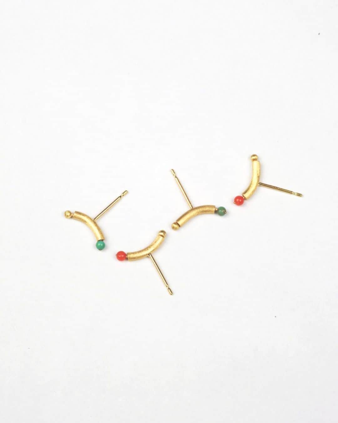 のインスタグラム：「“Evren” pierced earrings🔴🔵 18kYG, Turquoise / 18kYG, Coral  宇宙のシリーズのピアス。粒子からなる宇宙の構造をイメージしています。バリエーションはターコイズとサンゴの２色。パイプの端にある、粒子をイメージしたモチーフが動きます。  This is created in the image of the universe, with the the structures of space embodied by particles made of turquoise and coral. Rich ornaments adorn both ends of the of gold pipe and they move from side to side.  #muskajewelry #jewelry #earrings #design #universe #宇宙」