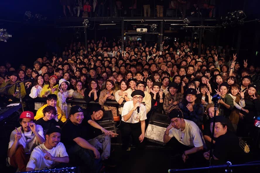 BASI（バシ）のインスタグラム：「-切愛の時- 札幌公演 前日は東京にて @ugg のパーティーに ''BASI×唾奇'' でシークレット出演。夜は一緒に札幌へ移動して夜中にちょこっとだけ乾杯。当日は朝6時から札幌FMノースウェーブ「カッツインザモーニング」に出演。Support by @takahashimasi 本当にタイトスケジュールだったけど、その分濃厚な思い出になりましたとさ。Thanx Ｓアポロ！追伸 RaB前のマイクスタンド片すべきだったなsorry...🤦‍♂️ Photo by @marksworkfilm」