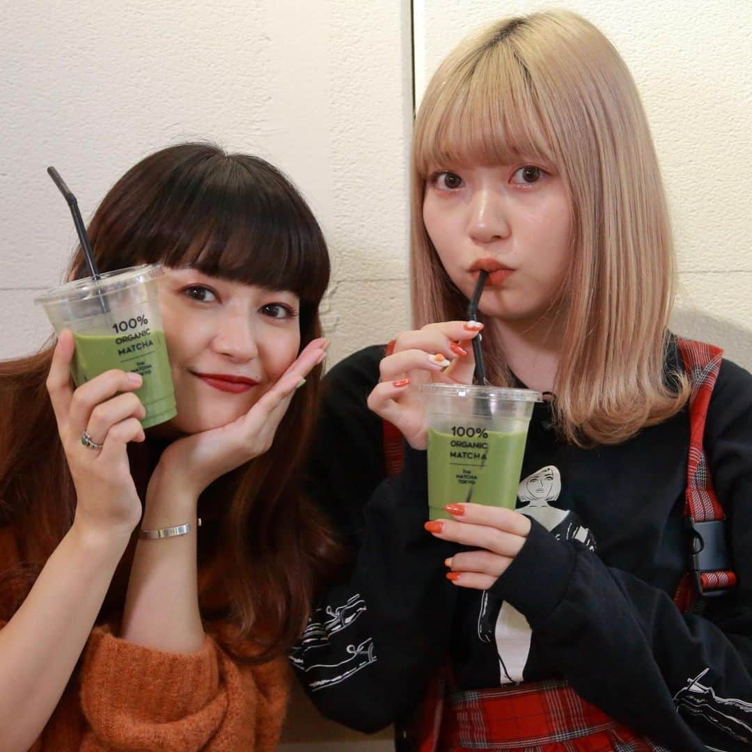 MBS「Kawaii JAPAN-da!」のインスタグラム：「. 海外では“抹茶”がそのまま「ＭＡＴＣＨＡ」と呼ばれ、世界共通語となりつつあるなど、緑茶を始めとする日本のお茶＝「#日本茶」がいま注目されています💡 . 日本でも次々と日本茶を取り扱う店舗が増えており、若者の間でも人気が出てきています😆 . そこで、11月21日(木)放送の【カワイイジャパンダ】は、 . モデル・#菅沼ゆり と#古関れん が、なぜいま日本茶ブームなのか、その理由に迫ります‼️ . タピオカと抹茶のコラボドリンクや、オーガニックの抹茶、進化系日本茶カクテルまで、まだまだ知られていない日本茶の魅力をお届けします✨😘 . . #モデル #柴田紗希 #しばさき #椎名ひかり #ぴかりん #前田希美 #まえのん #くみっきー #舟山久美子 #菅沼ゆり #ゆりっぱ #古関れん #れんちゃん #mbs #mbs動画イズム #見逃し配信 #カワイイジャパンダ . . #omatchasalon #thematchatokyo #inaritea #イナリティー #matcha #日本茶専門店 #日本茶スイーツ #抹茶スイーツ #東京カフェ .」