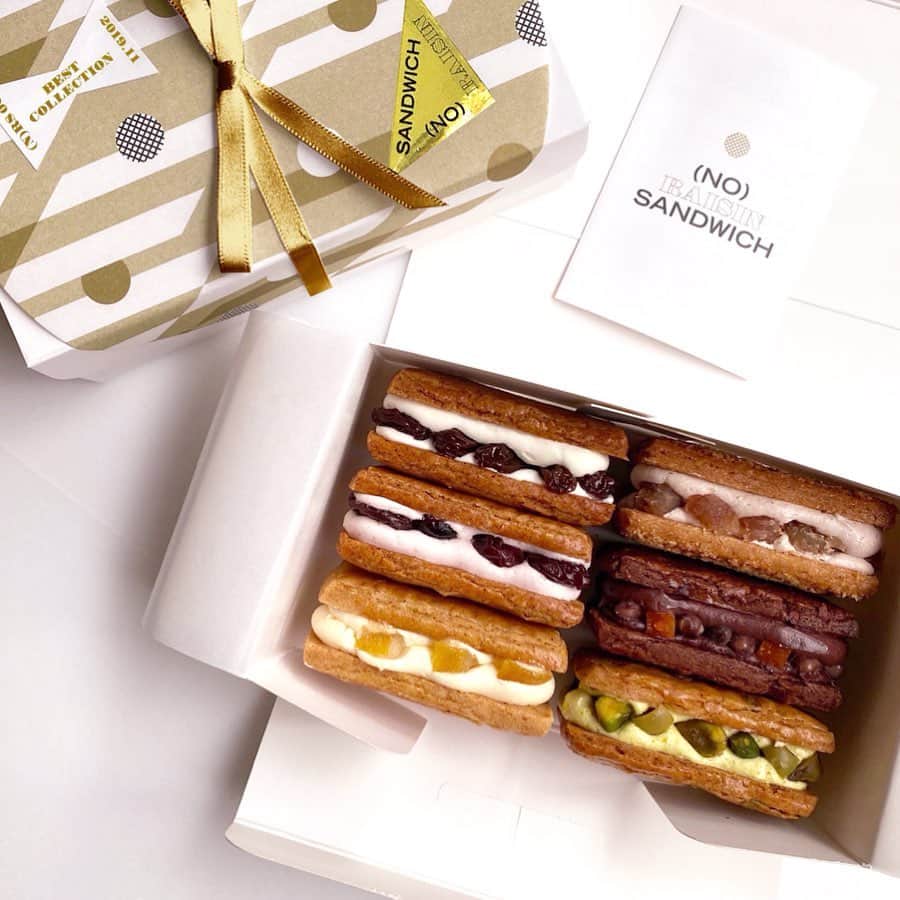 のインスタグラム：「明日から! 11/22-23 ✨(NO) RAISIN SANDWICH BEST COLLECTION✨ 渋谷PARCO1F @comingsoon_shibuya で発売します🕊 これまでに発売した全フレーバーを一箱に閉じ込めたグレイテストヒッツ🤝💎後藤さんチーム @yuichi.goto が愛と情熱を懸けて作った夢のボックス ぜひ楽しんでもらえたら嬉しいです✨✨✨✨✨✨✨✨ (N)RS 06《BEST COLLECTION》 ①定番レーズンサンド ②ベリーベリーチェリー ③サマーレモンクリーム ④アキフユマロン⑤アズキカカオ⑥ピスタチオリーブ 6個入 ¥2,500(税抜) 発売場所: 渋谷PARCO1F COMINGSOON 東京都渋谷区宇田川町15番1号　渋谷PARCO1階 営業時間: 10:00-21:00  消費期限: お受渡日から4日 箱サイズ(約): 13.5cm×8cm×4.5cm アレルギー表示: 小麦、卵、乳 保存方法: 要冷蔵 販売数: 各日200箱 お菓子は当日販売制 事前予約不可となります ꕀ ꕀ ꕀ ご購入を希望される方は以下をご確認ください🙇🏻‍♂️ 〈購入方法〉 1) 入館前は渋谷パルコの公園通り入り口でお並び頂く可能性がございますが、COMMINGSOON専用の列はございません。 2) パルコ入館後に1F「COMMINGSOON」に先着順にお並びください。 3) お並びいただいたお客様の中で、「ノーレーズンサンドイッチ」ご購入希望の方には先着順に商品購入整理券を配布いたします。なお、一日の販売数には限りがあり、ご購入はお一人様1点までとなります。 ※「ノーレーズンサンドイッチ」商品購入整理券の配布枚数終了時点で渋谷PARCO official instagram @parco_shibuya_official のストーリーズにてお知らせさせていただきます 問い合わせ先:  info@comingsoon.com #noraisinsandwich #hiranofoodservice #ヒラノフードサービス」