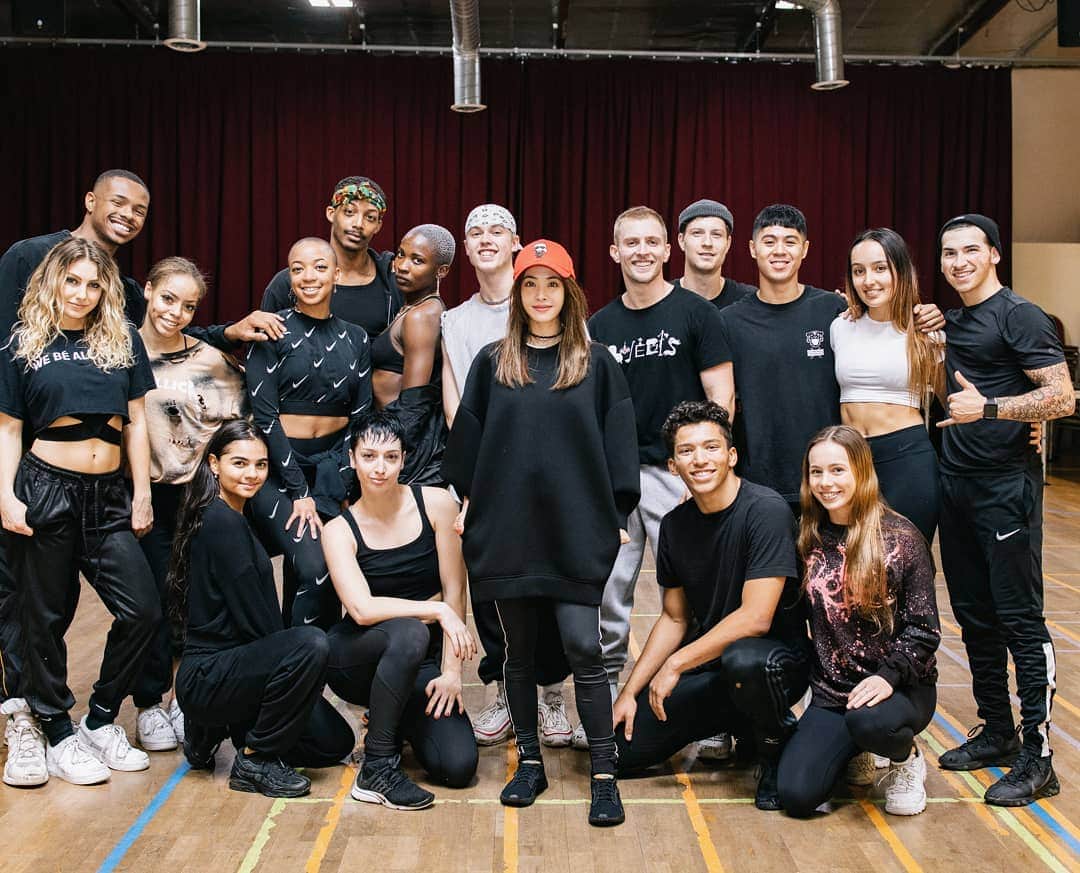 ジョリン・ツァイのインスタグラム：「Meet the Ugly Beauty dancers ! #Rehersal #DayOne 每天排兩首，腦容量不堪負荷，試著活下去的草莓族。 #回到飯店全部忘光光」