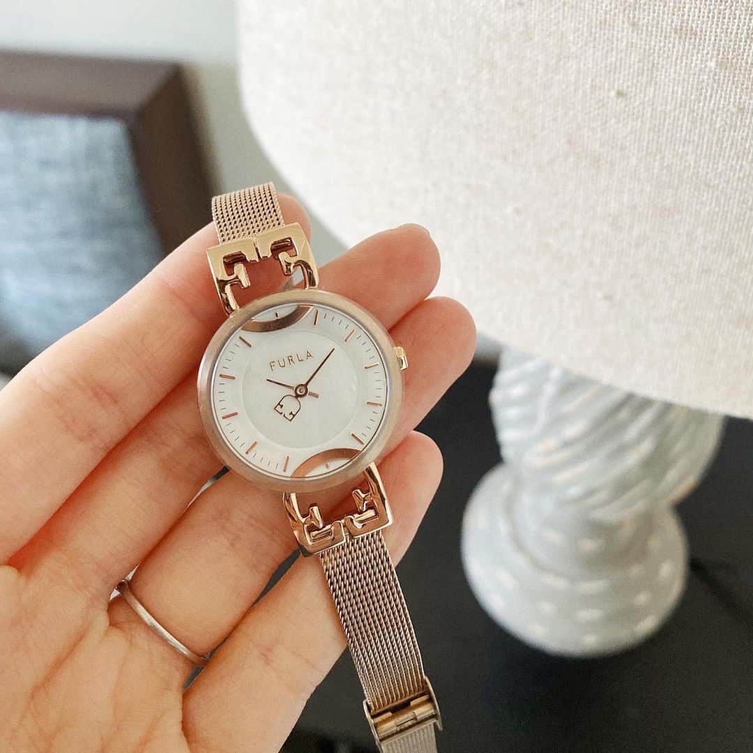 May Pakdee メイ パクディさんのインスタグラム写真 - (May Pakdee メイ パクディInstagram)「Just received this beautiful watch ✨ It’s rose gold and  super light, would like to wear it to my little office 🖌💫 . . . 届いたばかりのフルラ時計🕰スリムで、女性的て素敵です✨オフィスに行く時にぴったり🎈軽いのも🙆🏻‍♀️. . .  #theplatinumselect ＃furla＃furlawatch＃フルラ＃フルラ時計＃メトロポリス@the_platinum_select」11月21日 14時50分 - maypakdee