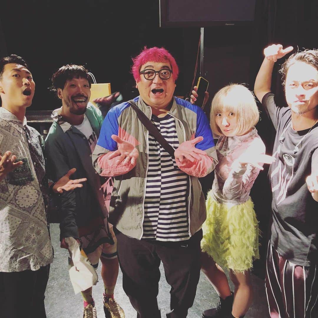デッカチャンのインスタグラム：「#ニガミ17才  @LIQUIDROOM  バンドあるあるには入らないくらい新曲楽しかった♪ 早くMVみたい。 そして嘘つきもミドリも解散の地でのニガミ17才の完売ライブ！ これからの物語が楽しみ。 色々言いたいけど、結局…最高✌️ これからのニガミ17才が楽しみでしかないLIVEでした。 お疲れ様です。 #小銭が眩しい #かわきー 後輩のフルーツおじさんトッシー @fruitsojisan_tossy にライブハウスに送るバルーンはやった事なかったのに無理やりお願いしたらかなりの出来でビックリ⁉️ これは商売出来そうだよねー笑 メンバーも喜んでくれて良かったです♪ 水飲みおじさんも喜んでると思います！ ※この人の名前知らんけど… #NIGAMI17th とっしーが次の日忙しかったので自分で回収解体しに。 昨日の余韻を感じつつ、 かわきーおじさんまたね♪ southのT-daくんことカミヤタスク君も苦味にタツルボーイくんにバックバンドしてもらってるらしい。 そちらも気になるなぁー。 ウェディングプランナーのベースソロのクリスマスも良かったなぁー。 髪の毛切ってたなぁー。 衣装カッコよかったなぁー。 etc…なぁー。」