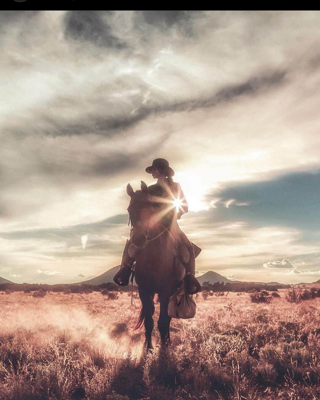 フランチェスカのインスタグラム：「Re post from @johnallenphillipsphoto Behind the scenes of Outlaws and Angels 👼🏼 miss this cast and crew ♥️」