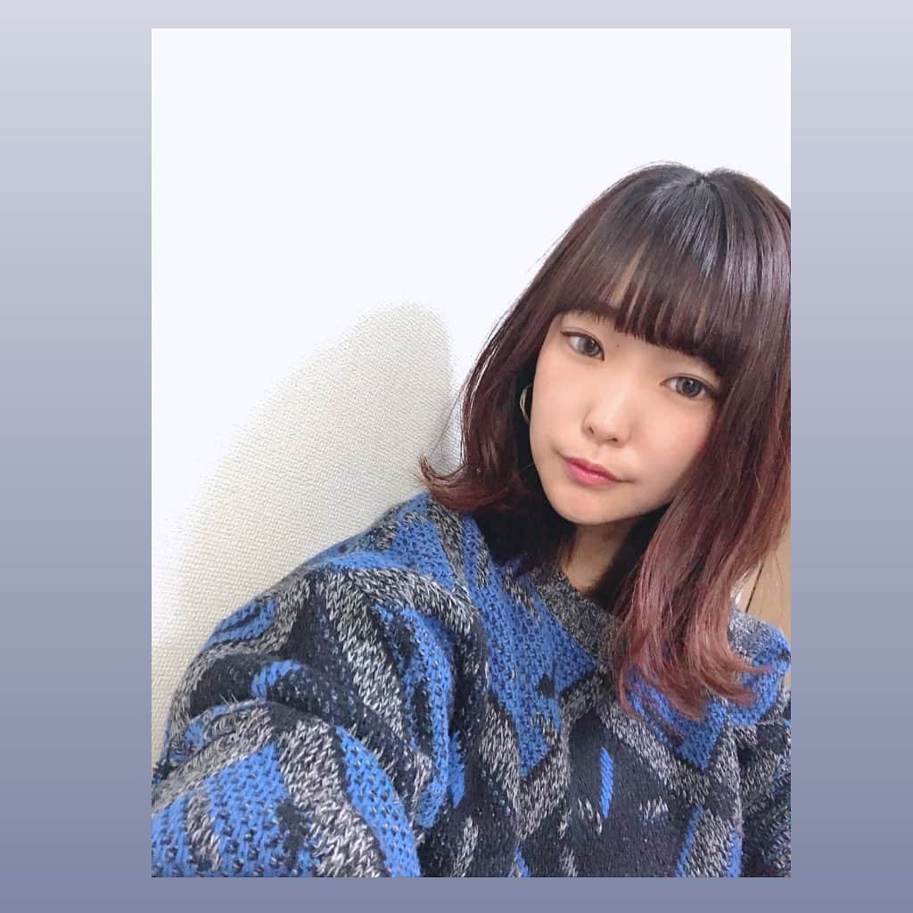 Yun chiのインスタグラム：「ワンマンまでに前髪伸ばそうと思っていたのに、作業中邪魔すぎてパッツンにしてしまった… . しっくりくるよね〜。」
