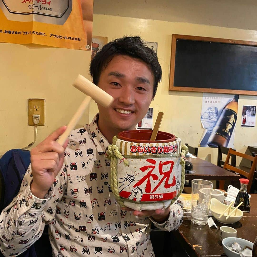 長谷川ヨシテルさんのインスタグラム写真 - (長谷川ヨシテルInstagram)「‪私ごとで恐縮ですが、本日で33歳になりました！‬ ・ ‪仕事やプライベートやSNSなど、いつも自分に関わってくださる皆さんに、改めて感謝申し上げます！‬ ・ ‪ありがとうございます！‬ ‪これからもお世話になります🏯‬ ・ ‪写真は、昨日の仕事終わりにお祝いしていただきテロテロな私🥴‬ ‪楽しそう🍶‬」11月21日 14時56分 - yoshiteru_hsgw