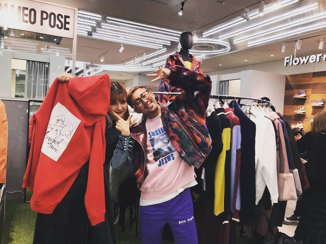小林 ディスカスさんのインスタグラム写真 - (小林 ディスカスInstagram)「PAMEO POSE @pameopose  にも、お邪魔して来ましたっ👱🏾‍♂️ このMIXのエコファーライダースジャケットは、 渋谷PARCO限定商品っ！！ #tokyo #japan #fashion #street #mode #pameopose #love #friends #東京」11月21日 15時04分 - discus_kobayashi