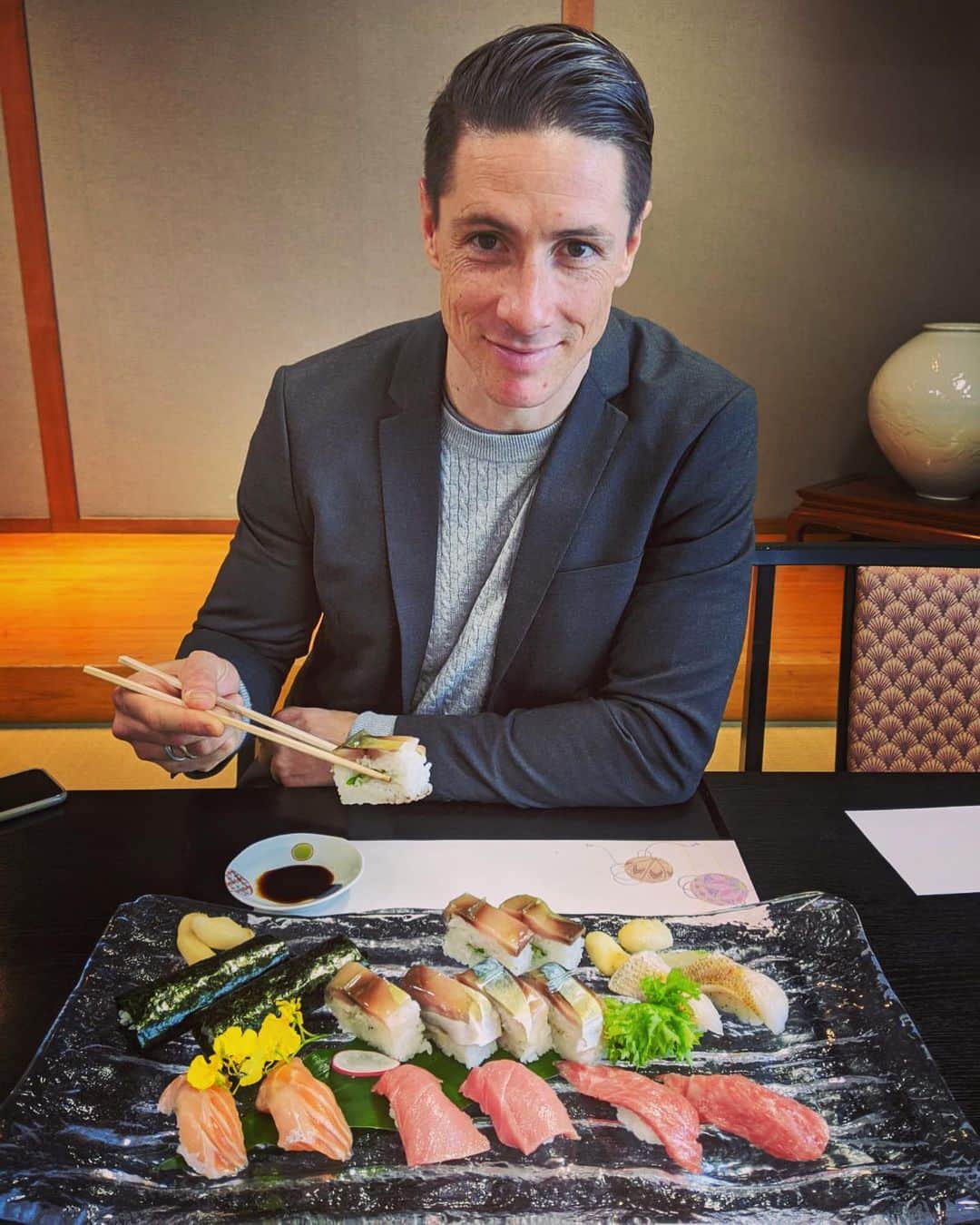 フェルナンド・トーレスのインスタグラム：「Loving Japan !!! 🇯🇵 🍣❤️👌🏻」