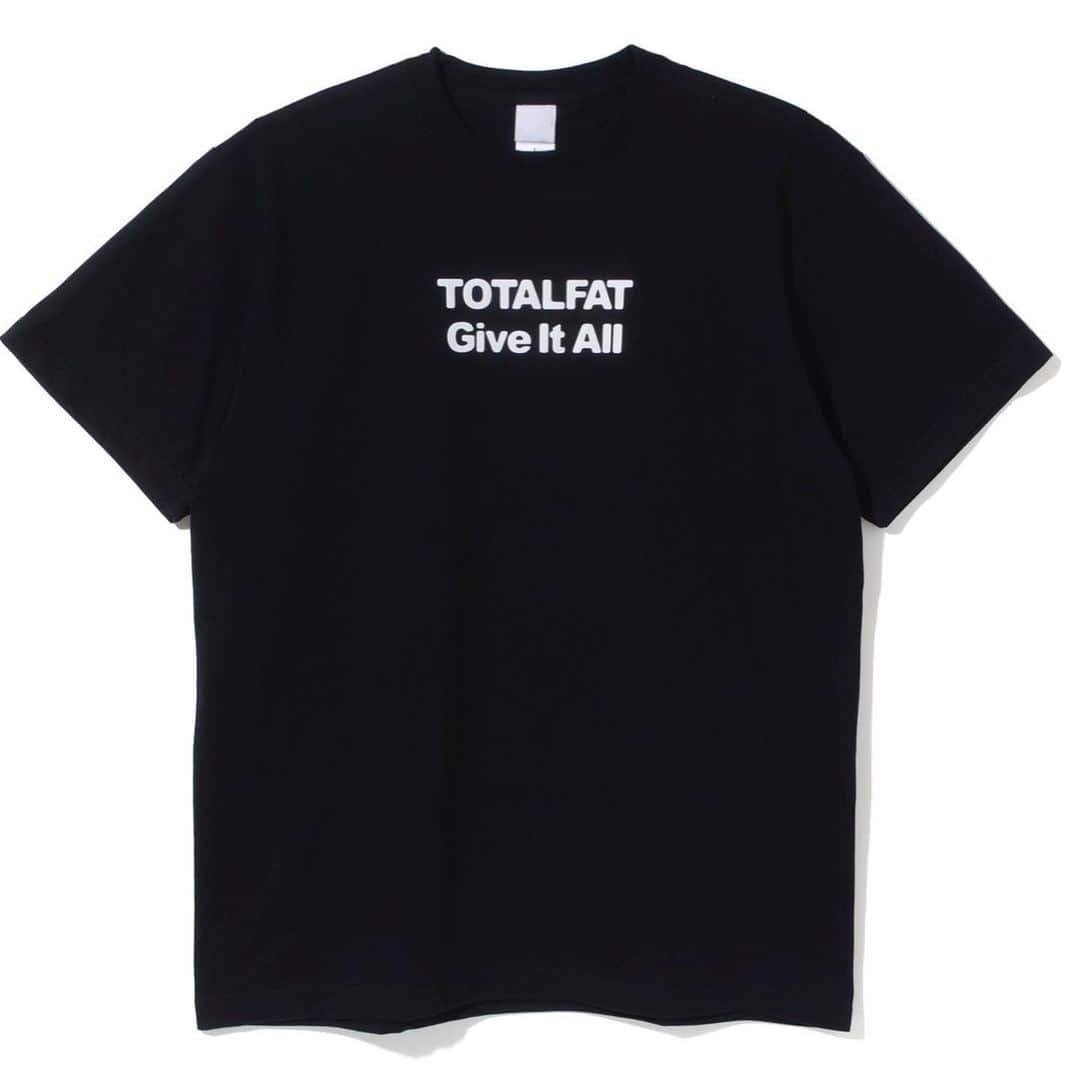 Bunta のインスタグラム：「今回3ピースになって出した最初のTシャツはどうしてもVERDY君にお願いしたくて、バンドのマーチとしては久しぶりに実現した一枚。 　昔は2人で靴下作ったり、一緒に酒飲んでわいわいやってた大切な仲間が、今では日本を飛び越えて海外のいろんなラッパーやスポーツ選手までが着るまでにでっかくなってる。忙しいスケジュールの中でも、こうやってオファーを引き受けてくれるのがVERDY君のカッコいい所。 　今も昔も周りの仲間、実際に現場で繋がった奴らと一緒におっきくなっていく姿は、本当にリスペクトだしこれからももっともっと羽ばたいて行って欲しいと思う。ベルさんいつもありがと〜🙏🙏🙏 もうすぐなくなっちゃうと思うので欲しい人は現場で是非ゲットしてね😘🥰😘 This is the first collaborative T-shirt project with the new TOTALFAT & Verdy. I really wanted to make this collaboration for our first set of merchandise. We used to hangout all the time and we even produced socks together,  but now Verdy has made a name for himself all over the globe. I’m really proud of his achievements. He’s always putting in his best effort and that is something to be cherished. I think this is one of his strongest attributes. Thank you so much Verdy! I hope you continue to grow and succeed!! 今日からdustboxのツアー攻め攻めで行くぜ！！ #totalfat #verdy #vkdesignworks」