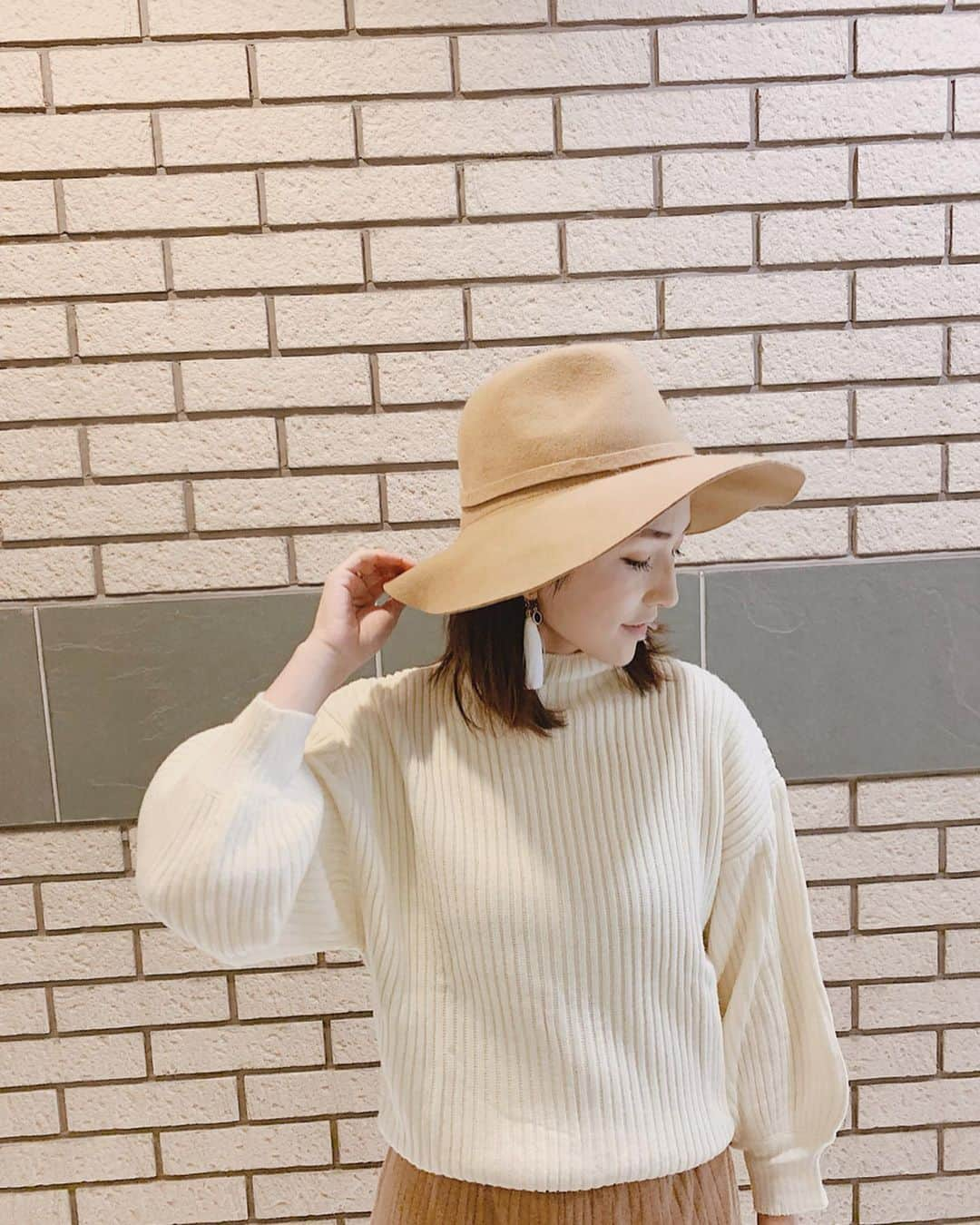 Remiさんのインスタグラム写真 - (RemiInstagram)「brown × white autumn🍂 久しぶりのハットコーデ。 ブラウン×ホワイトで揃えてみました♪ ニットはふんわり袖とボトルネックがお気に入り💡丈が絶妙なのでゆったりボトムスとの相性も👌  パンツは妊娠中から履いてる楽ちんゴムパン❤︎ …etmoi(エモワ)のタッセルピアスのホワイトを合わせて⛄️ . . エモワ今年最後の商品の最終打ち合わせへ📝 ニットにも合う可愛い冬アクセができたのでお楽しみに❄️ . . 【 #ootd 】 tops…  @titivatejp  hat… @clorisa_official  earrings… #etmoi pants… @larmoire_de_luxe  shoes… @colehaanjapan  bag… @qbag_japan . .  #秋コーデ #ニットコーデ #ママコーデ #ボトルネック #ボトルネックリブニットプルオーバー #ティティベイト #titivate #titivatestyle #autumn #instafashion #hat #fashion」11月21日 15時15分 - remi_912