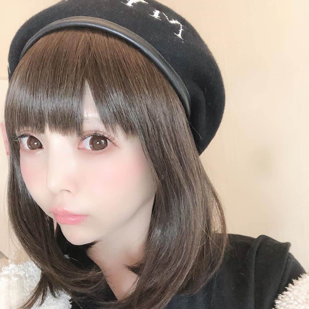 咲本弥生のインスタグラム：「地毛のトップがウド鈴木くらい短くてショートヘアでも誤魔化せないくらいちぎれてる😔 美容院で失敗されてしまうと何年も辛い気持ちになる😔  こちらのウィッグはプリシラさんのマニッシュボブ💕 @prisilawig  メイクも薄めに❤️❤️ カラコンはみんなのカラコン Queen @mnkr_official + + #ウィッグ #プリシラ #カラコン #みんなのカラコン #みんカラ #Queen #薄メイク #秋メイク #ブラウンアイライン #猫の毛」