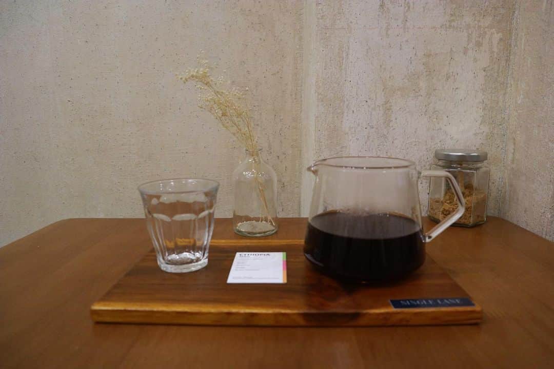 石井輝明さんのインスタグラム写真 - (石井輝明Instagram)「タイカフェ。 昨日帰ってきたけど、夜グッスリ寝れた。 今日は遂に初瀬VS西本。 やっとこの日がきた。  #singlelanespecialtycoffee #cafe #coffee #bangkokcafe #カフェ #タイカフェ #カフェ芸人 #今日のライブが楽しみすぎて #それはそれは楽しみで #すでに終わってしまうことが悲しい #でも終わってくれないと困る #あー楽しみ」11月21日 15時17分 - comandanteishii