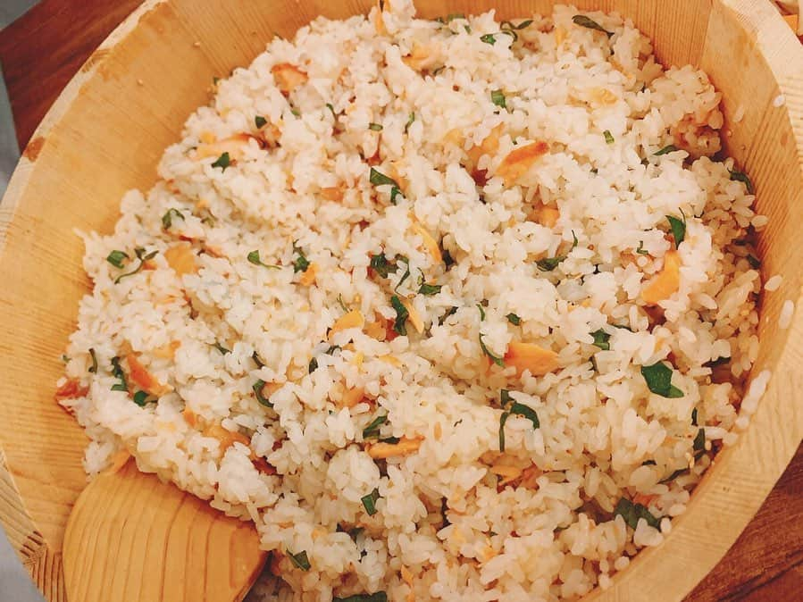 スザンヌさんのインスタグラム写真 - (スザンヌInstagram)「ちょっと前の#お家ごはん 🍚﻿ ゆいちゃんさきちゃんが﻿ わたしの仕事の間にお買い物行ってくれて作ってくれたよぅ🤤💕﻿ ﻿ なんてあったかいんだ優しいんだとほっこり美味しく楽しくみーんなでワイワイ頂きました🌈﻿ ﻿ 人数も品数も大家族のような雰囲気で。幸﻿ ﻿ 普段は息子とふたりだから（朝ごはんのような夜ごはんのとき多々w）﻿ ﻿ みんなで食卓を囲むってことが﻿ なにより特別でありがたいなぁ🙏﻿ ﻿ ﻿ 今夜は21時から﻿ ダウンタウンDXに出演させて頂きます😊﻿ このお家🏠も鑑定してもらっちゃったりしております🙏」11月21日 15時32分 - suzanneeee1028