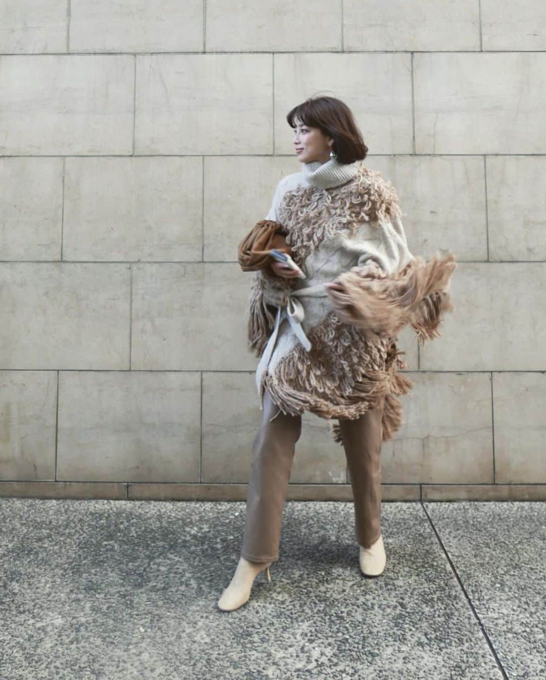 JUNNAのインスタグラム：「昨日のインスタライブで着ていたお洋服。  ポンチョ好きにはたまらない ボリュームたっぷりのニットポンチョは　@alexiastam_official のもの。  @alexiastam1988 ちゃんが可愛く着ていて届くのを楽しみにしていたのです☺️ ポカポカふわふわでテンションあがる  #alexiastam#アリシアスタン」
