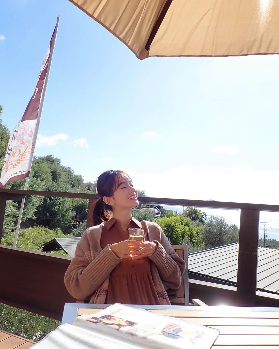 青木英李さんのインスタグラム写真 - (青木英李Instagram)「旅先での一コマ☺︎ 青空と海と緑に囲まれたテラスでお昼から飲むビール… くぅぅ〜っ最高♫ ・ ・ #旅行 #最高 #光合成 #大自然 #ビール #至福の時間」11月21日 15時38分 - eriaoki_official