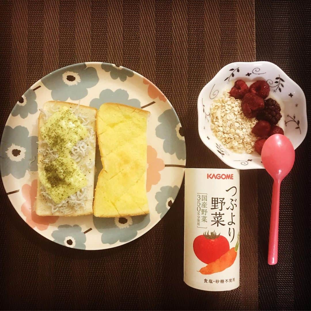 森由月さんのインスタグラム写真 - (森由月Instagram)「・ 朝ごはん。 しらすチーズトーストがマイブーム。 ＊ ＊ ＊ #おうちごはんlover #朝ごはん #朝ごぱん #トースト #つぶより野菜 #豆乳グルト #オートミール #バタートースト #しらすチーズトースト #2色トースト #toast #breakfast」11月21日 15時42分 - mori_yutsuki