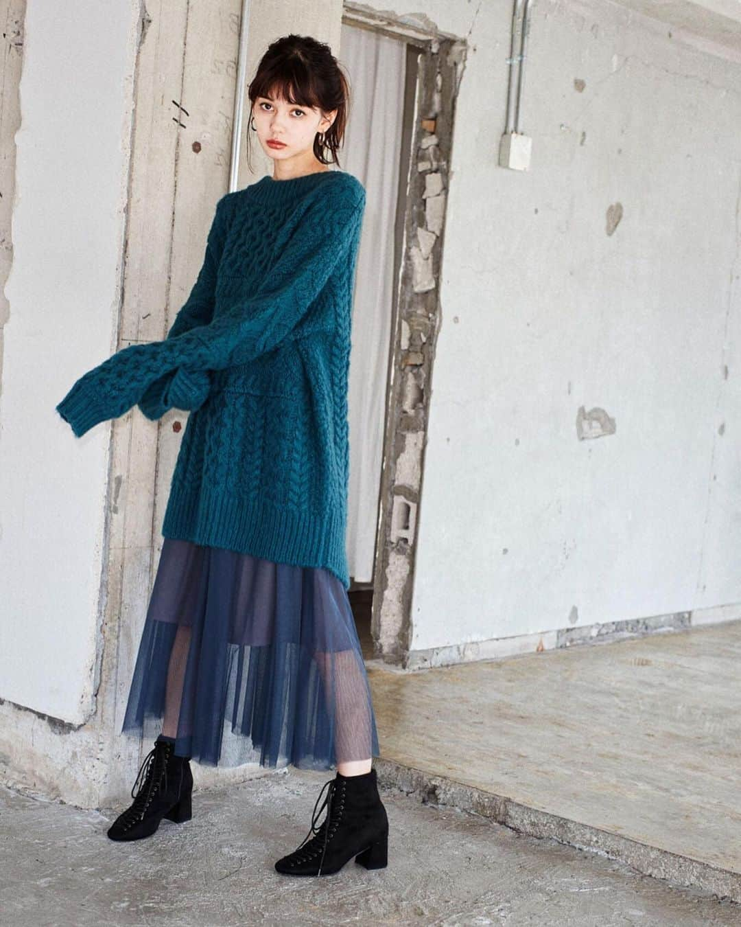 REDYAZELさんのインスタグラム写真 - (REDYAZELInstagram)「RECOMMEND ITEMS﻿ —————————————————﻿ •CABLE KNIT ¥9,890+tax﻿ •TULL SKIRT ¥7,990+tax﻿ •EARRINGS ¥2,990+tax﻿ •BOOTS ¥13,000+tax﻿ ﻿ 背中が大胆にあいたレースアップの ケーブルニットで後ろ姿も抜かりなく。 ﻿﻿﻿﻿﻿—————————————————﻿ #REDYAZEL #レディアゼル」11月21日 15時53分 - redyazel