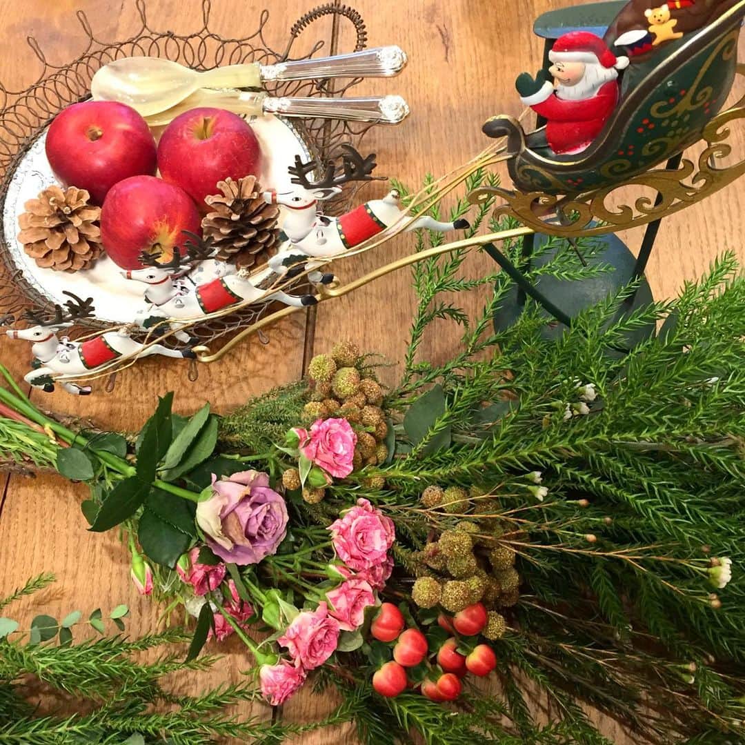 インテリアショップ メルサさんのインスタグラム写真 - (インテリアショップ メルサInstagram)「スワッグが1束また1束と 出来上がってきました。 生花本来の香りとみずみずしさは 心を落ち着かせてくれますね。 Merusa 店内も緑と花に囲まれて 一気にクリスマスムードです！  #クリスマス #クリスマスディスプレイ #花のある暮らし #カーテン #インテリアショップ #Merusa #豊岡 #兵庫」11月21日 15時51分 - merusa_interior