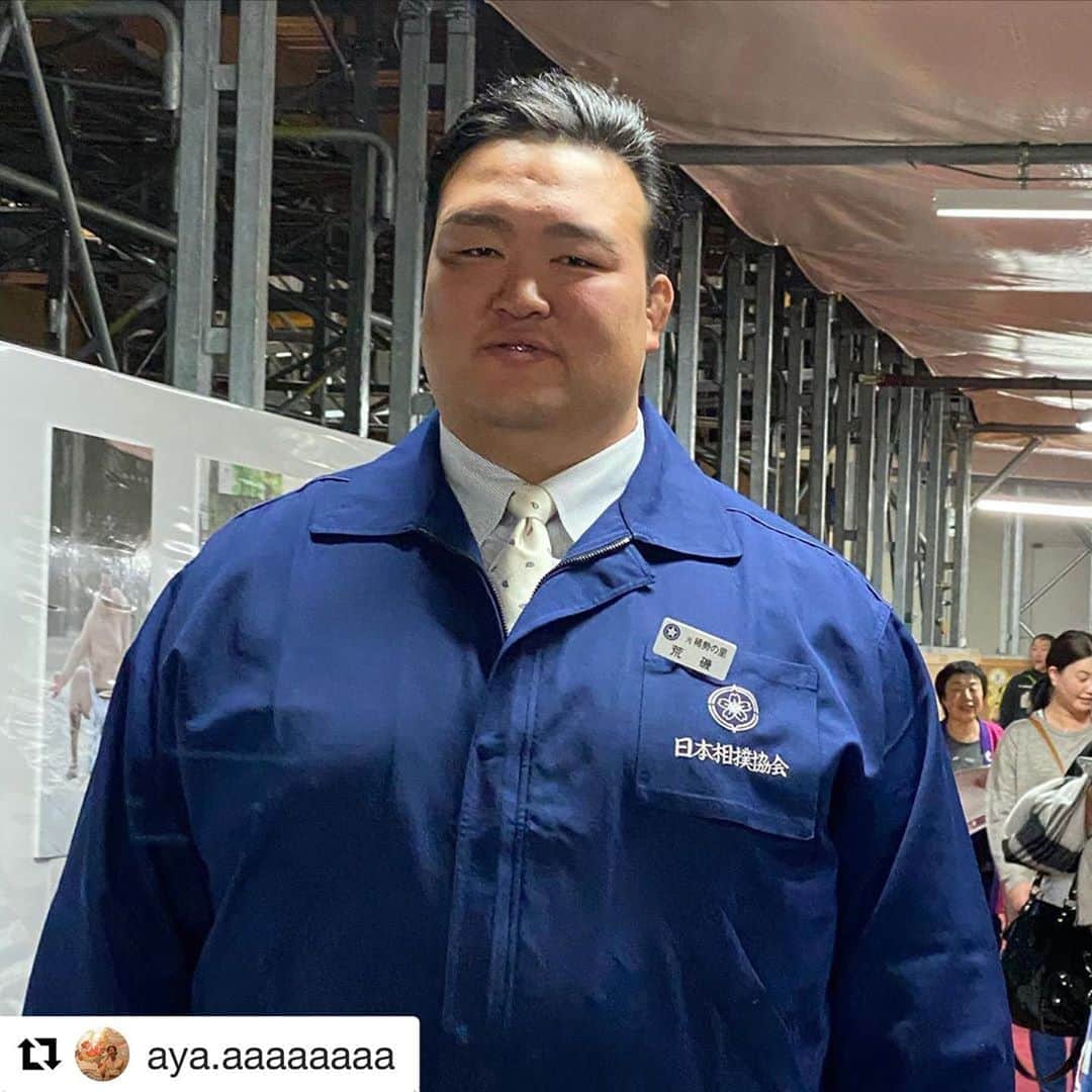 日本相撲協会さんのインスタグラム写真 - (日本相撲協会Instagram)「😍「＃sumoday」を付けて投稿いただいた投稿を場所中、repostさせていただきます！﻿ ※事前に連絡いたします﻿ ﻿ 相撲を見たら #sumoday をつけて投稿しよう！﻿ ﻿ ご自身のInstagramもしくはTwitterに「ご自身で撮影した大相撲観戦の写真」に「#sumoday」をつけて投稿すると、抽選でプレゼントがもらえる！﻿ ﻿ 大相撲観戦の楽しさが伝わる様なお写真を是非、投稿下さい！﻿ 期間は11月場所中になります。﻿ ﻿ プレゼント🎁﻿ 抽選で1名様に大相撲2020年一月場所のマス席にご招待！当日、人気親方よりバラの花束をプレゼント！﻿ ﻿ @sumokyokai ﻿ #sumo﻿  #相撲 ﻿ #力士﻿ #お相撲さん﻿ #大相撲 ﻿ #11月場所 ﻿ #九州場所 ﻿ #福岡県 ﻿ #福岡 ﻿ #博多 ﻿ #九州　﻿ #博多旅行﻿ #博多観光﻿ ﻿ #稀勢の里﻿ #荒磯親方﻿ #プレゼント﻿ #キャンペーン﻿ #ハッシュタグキャンペーン﻿ ﻿  #Repost @aya.aaaaaaaa with @get_repost ・・・ 💕 断髪式を終えた荒磯さん（稀勢の里） 凛々しい✨ すっごく大きな手で握手して貰えました😍  芝田山親方（大乃国）杖付いてたけどお元気そうで良かった  アナウンサーの藤井さん相変わらずの朗らかな笑顔 ホークスの内川選手も観戦に来てた⚾️ 関取衆も続々と到着 皆さん元気いっぱいかな？  #大相撲 #九州場所 #sumoday」11月21日 15時55分 - sumokyokai