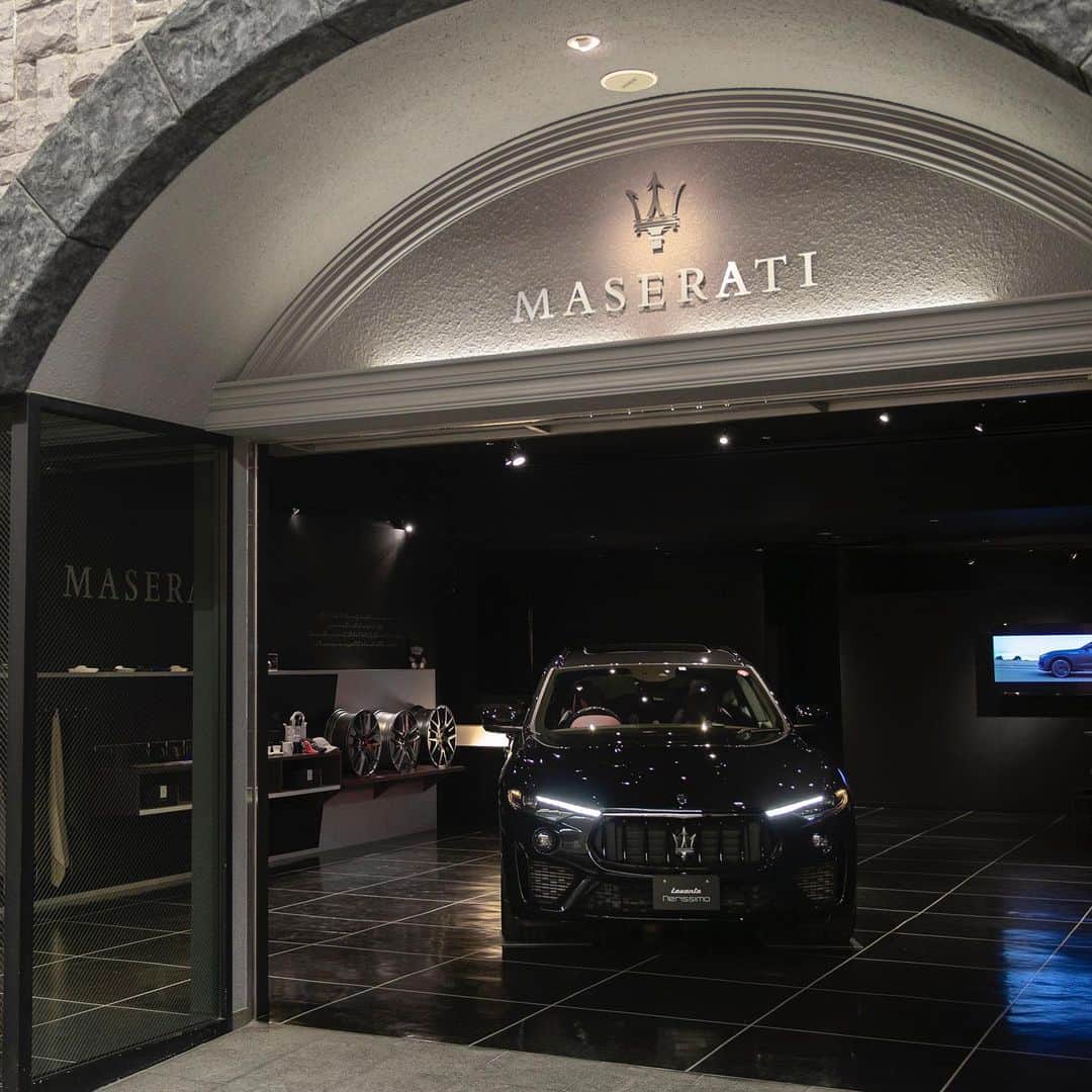 Maserati Japan | マセラティ ジャパンのインスタグラム：「マセラティジャパン株式会社は、北陸初のポップアップショールーム、マセラティ 金沢 ポップアップショールームin富山を期間限定で富山県富山市にグランドオープン致しました。  マセラティ 金沢 ポップアップショールームin富山は富山城そばの総曲輪に位置し、店内は黒を基調とし、マセラティのブランドイメージを体現した、ラグジュアリーかつ落ち着きのある空間に仕上がっています。店内では担当スタッフがきめ細やかなサービスを提供致します。  展示車両は、マセラティが誇る各モデルを定期的に入れ替えられます。  期間中にはマセラティの世界観を体験できる特別なイベント開催予定です。  皆様のご来場を心よりお待ち申し上げます。 【店舗情報】  店舗名：マセラティ 金沢 ポップアップショールーム in 富山 店舗所在地：〒930-0083 　富山県富山市総曲輪3－2－19(総曲輪通り商店街内) / TEL:076-491-8007  オープン期間：2020年2月16日(日)まで 営業時間：10:00-18:00 定休日：水曜日 URL:　www.maserati.com/jp/ja/dealers/kanazawa/news/news-110819_Kanazawa_Pop-Up_Showroom」
