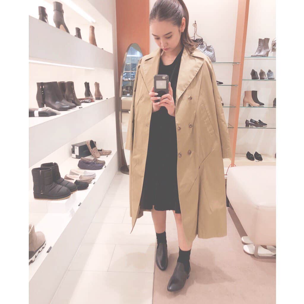 西本早希のインスタグラム：「・ 友達が働いてたこともあって (そんなんばっか😂) 昔から愛用してる @odetteeodile_fukuokavioro で 新しいブーツ と ぺたんこシューズを 🖤 ・ ・ ぺたんこのブーツ 持ってなかったからうれしい〜 🖤  んで かかとが可愛い 🥺! ・ ・ そして明日11/22～12/1まで  2019冬のインスタグラムキャンペーンが☺️！ @odetteeodile_fukuokavioro をフォローする、 またはフォロー中の方は この期間中 10％OFFで冬の新作が買えるという  ラッキーキャンペーン 🖤 お得に買える間に ぜひ ！ ・  #オデットエオディール #オデットエオディール福岡店 #VIORO #ブーツ #19AW」