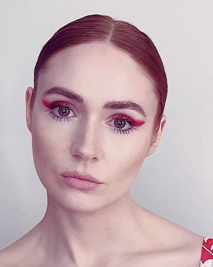 JO BAKERのインスタグラム：「K A R E N • G I L L A N 🏴󠁧󠁢󠁳󠁣󠁴󠁿 Carnal wings.... for badass Scottish babe #karengillan @jumanjimovie press and carpet in #cabosanlucas  Style @karlawelchstylist  Hair @bobbyeliot  Makeup by me #jobakermakeupartist with 20mins to change the look from daytime press to a #redcarpet  #rouge and #dramatic style #makeup」