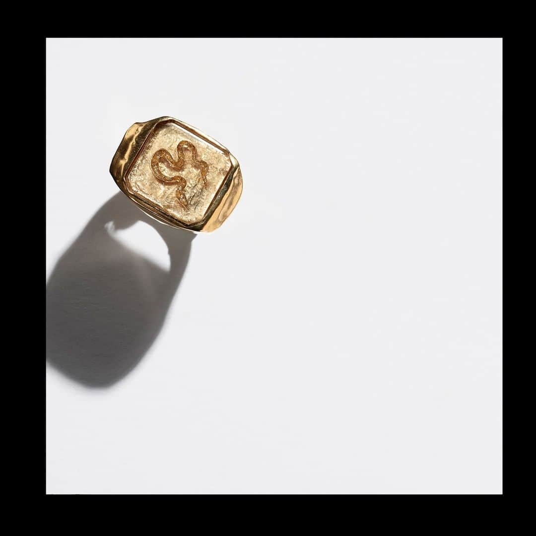 グーセンス パリのインスタグラム：「Snake signet ring from the GOOSSENS X HARUMI KLOSSOWSKA DE ROLA collaboration . #📸 by @saillantolivier . . #goossens #harumiklossowskaderola #snake #signetring #jewels #brass #yellow #gold #rockcrystal #goldleaf」