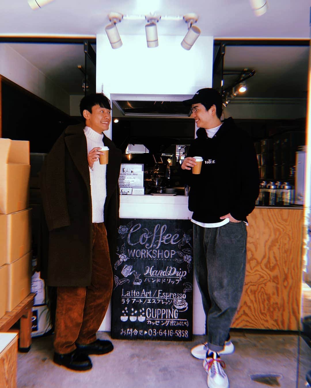 能登正人さんのインスタグラム写真 - (能登正人Instagram)「コーデュロイの二人。 #大野拓朗 さんが絶賛するカフェファソンで朝カフェ。 ゆったりな一日の始まりを共有。 美味しいコーヒーは人を幸せに。 #tokyo #cafefacon #カフェファソン #コーデュロイの二人 #拓郎さんの足元は #プラスツバサ #キャプテン翼 #ツインシュート #ガッツリお揃い」11月21日 16時27分 - masahitonoto
