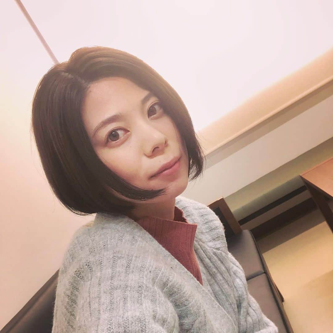 桜木梨奈さんのインスタグラム写真 - (桜木梨奈Instagram)「ベージュカラーを堪能する間もなく今日からinのドラマの為に髪色元通り(笑) 1週間の楽しみでした~👩🏼‍🦱 美容師さん、綺麗に戻してくれてありがとうございました💕 お陰様でこの色も好評です♪  髪色は落ち着いても激しい作品となります🏋️🏻‍♀️💨 がんばるぞい！  #ドラマ #俳優 #女優 #撮影 #shooting #dorama #actor #actress #act #桜木梨奈」11月21日 16時33分 - rina_sakuragi