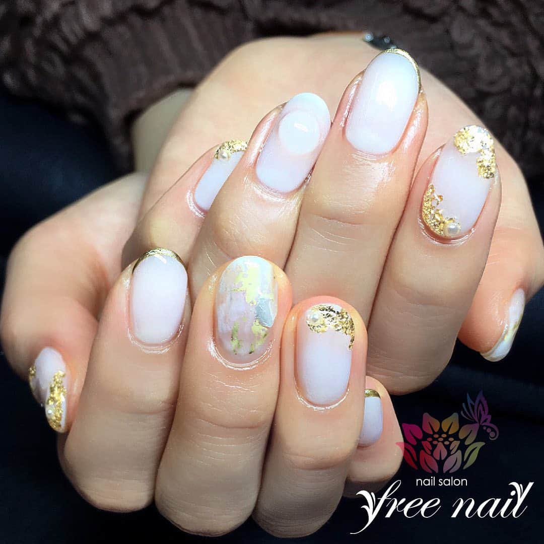 free nail フリーネイルのインスタグラム：「. お客様ネイル💅🏻🍂 . ノーブルホワイトネイル👑⚪️ . 豪華でお上品な金箔使い👑✨ . ご来店ありがとうございました🙇🏻‍♀️🙇🏻‍♀️🙇🏻‍♀️💗 . #ネイルアート #ジェルネイル #ネイルサロン #大阪ネイルサロン #ネイルデザイン #ネイルチェンジ #メタリックネイル #メタリックライナー #金箔ネイル #ドロップネイル #ホワイトネイル #ゴールドネイル #デザインネイル #トレンドネイル #大人ネイル #シンプルネイル #秋ネイル #autumnnails #nailsart #nailsdid #美甲 #日式美甲 #日式美甲胶 #日本美甲师 #日本美甲老师 #美甲上课 #日本胶 #フリーネイル #freenail」