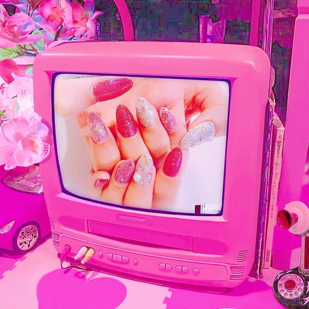 のインスタグラム：「newnail💕💅✨ birthdayに合わせた色味できらきらに(*´︶`*).｡.:*♡ 可愛い🥰♥️♥️♥️！！ #nail#newnail#ジェルネイル#ラメネイル」