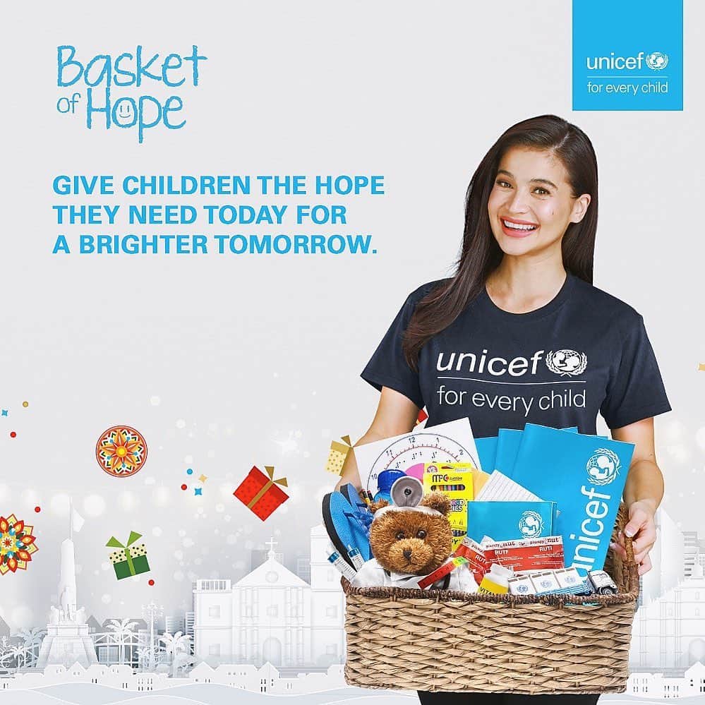 アン・カーティスのインスタグラム：「The world just celebrated Children’s Day and now Christmas season is just around the corner. Thinking of a gift idea? Here’s something that is meaningful and would put smiles on the faces of children across the nation in need. Give children a brighter tomorrow by sending them life-saving and life-building supplies. By donating to the UNICEF Basket of Hope (P500.00), you help children receive treatments for malnutrition, education supplies, and access to clean water and hygiene essentials after an emergency, depending on what they need the most at any given time. Visit the link in bio to buy a basket of hope. @unicefphils #basketofhope #unicefPH」