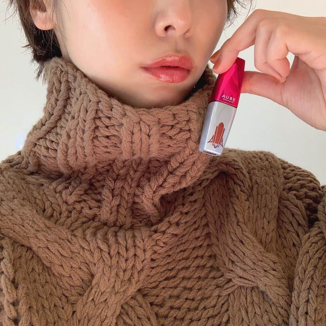 のインスタグラム：「. AUBEの美容液ルージュの限定色🍅 . ☑︎ #オーブ #美容液ルージュ RD612 レッドブラウン . AUBEさまからいただきました🙇‍♀️ 美容液ルージュ久しぶりに使いましたが なんてプルプルするルージュなんだ…🥺 . つけている方が荒れにくいらしく、 のびがよくて、なめらかな仕上がりなので これは下地としても使えそう◎ ひとぬりでキレイに発色するし 保湿感もあるので乾燥するこの時期にも◎ . ブラウンリップは年中好きだけど やっぱりニットとの相性💯だなぁ☺ . @aube_official_jp #ik_make#aube#lip#make#makeup#cosmetics#cosme#beauty#instabeauty#AUBE#石原さとみ#秋コスメ2019#秋コスメ#秋メイク#リップ#ルージュ#口紅#メイク#コスメ#お気に入りコスメ#pr」