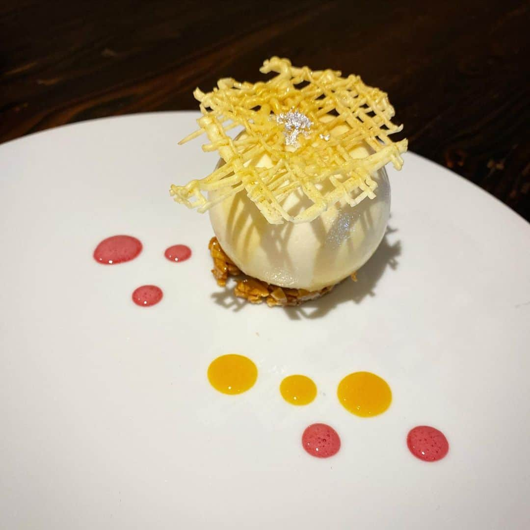 Arancino at The Kahalaさんのインスタグラム写真 - (Arancino at The KahalaInstagram)「🍋 Tooooo pretty to eat, but it’s only available during #restaurantweekhawaii through 11/24! 😍 Lemon mousse, almond praline, cinnamon dacquoise, citrus coulis.  #arancinokahala #arancino #italian #yelphawaii #lemon #mousse #limone #haleainaawards #hawaii #italianrestaurant #dessert #desserts #paradise #dolce #hawaiisbestkitchens #honolulu #restaurant #yelphawaii #restaurantweek #delicious #foodie #foodies #アランチーノアットザカハラ #アランチーノ #イタリアン #ハワイ #おいしい #ホノルル #111hawaiiaward #aloha」11月21日 16時47分 - arancinokahala