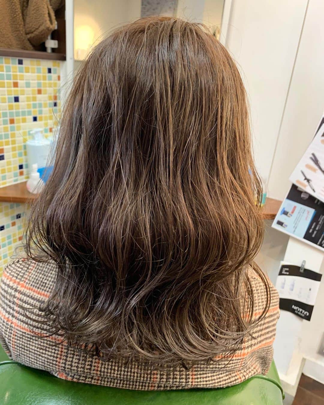 井上花実のインスタグラム：「color.treatment / ¥11,300(+tax) 仕上げのオイルは#ダヴィネス #オーセンティックオイル です🌿 : #ロンゴガール#ロンゴロンゴ#武雄美容室#武雄#武雄市#佐賀#佐賀美容室#イルミナ#イルミナカラー#武雄美容室ロンゴロンゴ#アプリエ#アプリエカラー #外ハネ#ミディアムヘア#外国人風#外国人風カラー#アッシュ#ロブ#アッシュベージュ #hair#hairstyle#haircolor#fashion#ブルージュ#ベージュカラー#秋カラー#冬カラー#グレージュ」