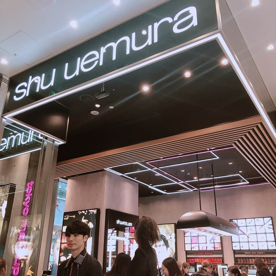 by.Sのインスタグラム：「明日オープンの新生「渋谷PARCO」にできる、シュウ ウエムラ(@shuuemura )の体験型ショップにお邪魔してきました✨ "shu experience"をテーマとした、アーティストブランドならではの色の無限の可能性と楽しさを体験できる新しいショップ。メイクアップレッスンの他、魅力的なプログラムやワークショップを展開。  編集部は、限定開催のマイ カスタマイズ ボックスという、100色以上を超える多彩なカラーから、マイカラーをセレクトして、好きな文字でカラーリング刻印できるワークショップを体験してきました！💋 * どんな感じのが欲しいかやシュウ ウエムラならではの色味を店員さんに伺いながら好みのプレスト アイシャドーを2色セレクト。カスタムパレットに好きな文字を選んで刻印してもらい、その文字をカラーリングできるマジックで塗り塗り…。自分らしさが詰まったオリジナルのカラーパレットが完成します♡ またカスタマイズステッカーのついたポーチやギフトボックス、人気商品のサンプルまでもらえる豪華さ…🥰 * アイの場合 料金　5,500円+税 時間　30分  ほかにもリップの刻印、メイクアップレッスンなど面白いコンテンツがたくさん💄  また、渋谷パルコ店ではエコバッグ（9枚目）を導入していて、それがめちゃくちゃ可愛いし使いやすい😂お持ち帰り用の外袋として利用するとエコポイントが貯まるのだとか。  6,000円+税以上ご購入の方にプレゼント！数量限定なので、お見逃しなく。  #シュウウエムラ  #shuuemura #渋谷PARCO #渋谷パルコ #限定コスメ #刻印サービス #エコバッグ  #byslife をつけて、すてきな写真を投稿しよう。  #bys #byslife #bysファッション #bysコスメ #lulucosbys #lulucos」