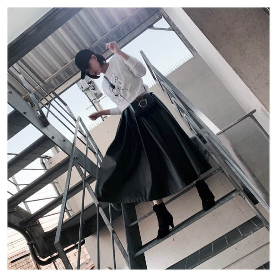 金城茉奈のインスタグラム：「白黒な私服さん。 なんとも言えないお顔のトップスに一目惚れ⚪️⚫️ #gu#rosebud#scotclub#charlesandkeith」