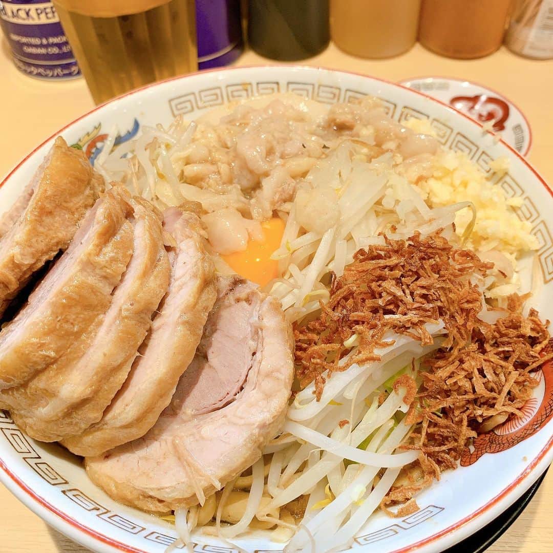 のインスタグラム：「#豚山 #汁なし #油そば #本日のアレ は紅ショウガでした😋  #逃亡メシ #逃亡飯 #ラーメン豚山 #ラーメン豚山中野店  #ラーメン #ラーメンインスタグラマー  #ラーメンデータベース  #ラーメンdb #ラーメンインスタグラム  #ラーメンパトロール」