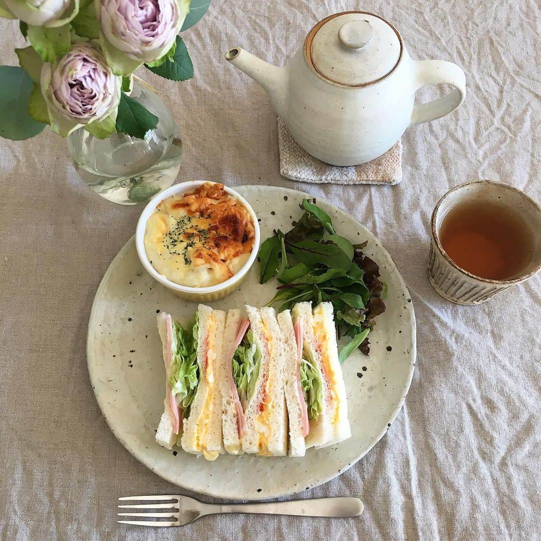 ecruのインスタグラム：「2019/11/21 (2) 朝から用事で元町まで。 紅葉が綺麗なこの時期は、色付く木々だけでなく、足元の落ち葉でさえも見逃したくないほど美しく、日々、季節を楽しんでいます🍁 ・ 用事終わりにランチを食べに行ったら、まさかのclose。 結局、サンドイッチを買って帰り、昨晩のグラタンの残りで遅めのお昼ご飯となりました♪ ・ #gon_food #お昼ごはん  #food #foodpic #foodphoto  #昼食  #instafood #instagood #yummy #love #japan #japanesefood  #thankyou #onthetable #日々 #暮らし #サンドイッチ　#タカキベーカリー #lunch  #うつわ # 花のある暮らし# グラタン」