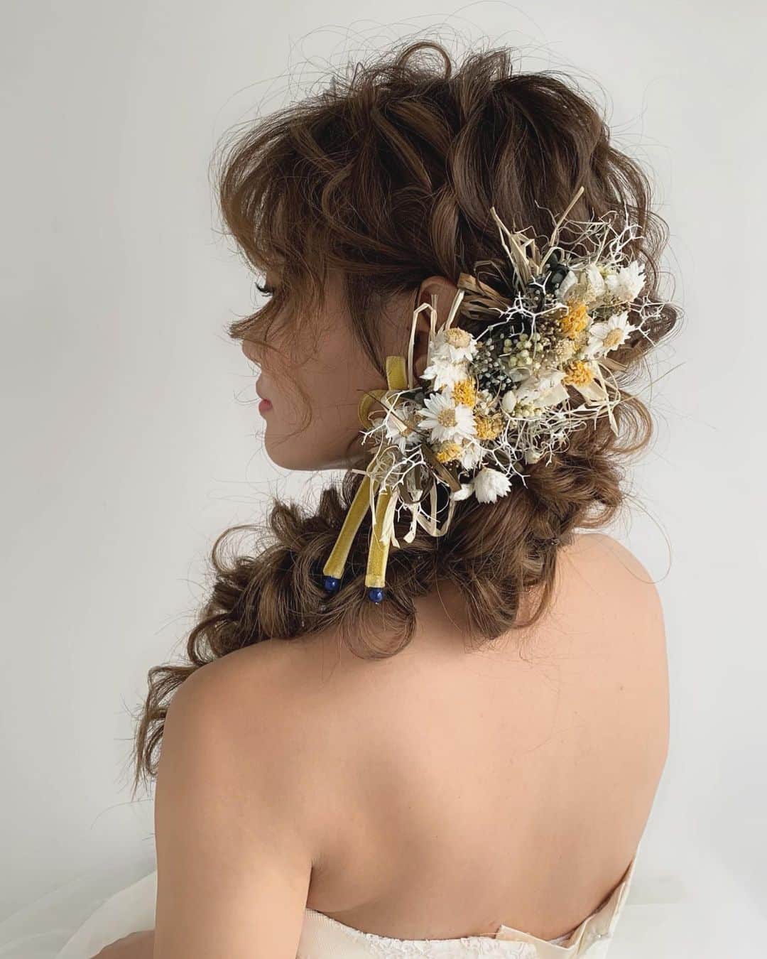 のインスタグラム：「お気に入りヘアアクセと サイドの編みおろし❤️ . 前からの撮影でお顔もスタイルも バッチリ写る最強ヘアーだな😂❣️ . もっとスタイルを悩んだり ヘアアクセを選ぶ時間を楽しんで欲しい♡ . もちろんお任せも大歓迎🐰✨ 1番似合うものを作ります💙 . #rabichepow#bridal#ヘアアクセサリー#ヘアメイク#結婚式#花嫁ヘアー」